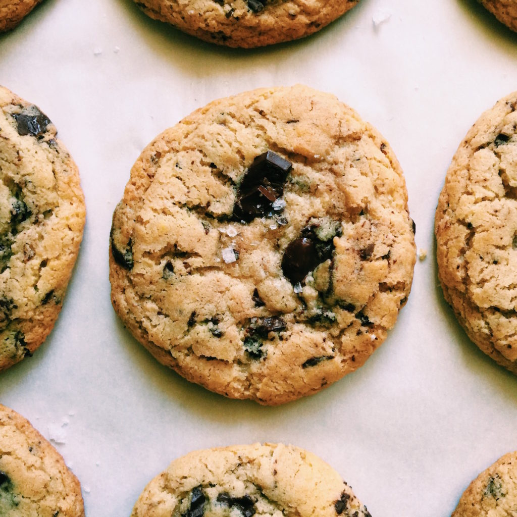 the best gluten-free chocolate chip cookie ever | Recipe via DisplacedHousewife