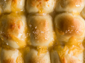 Close up photo of cheesy dinner rolls.