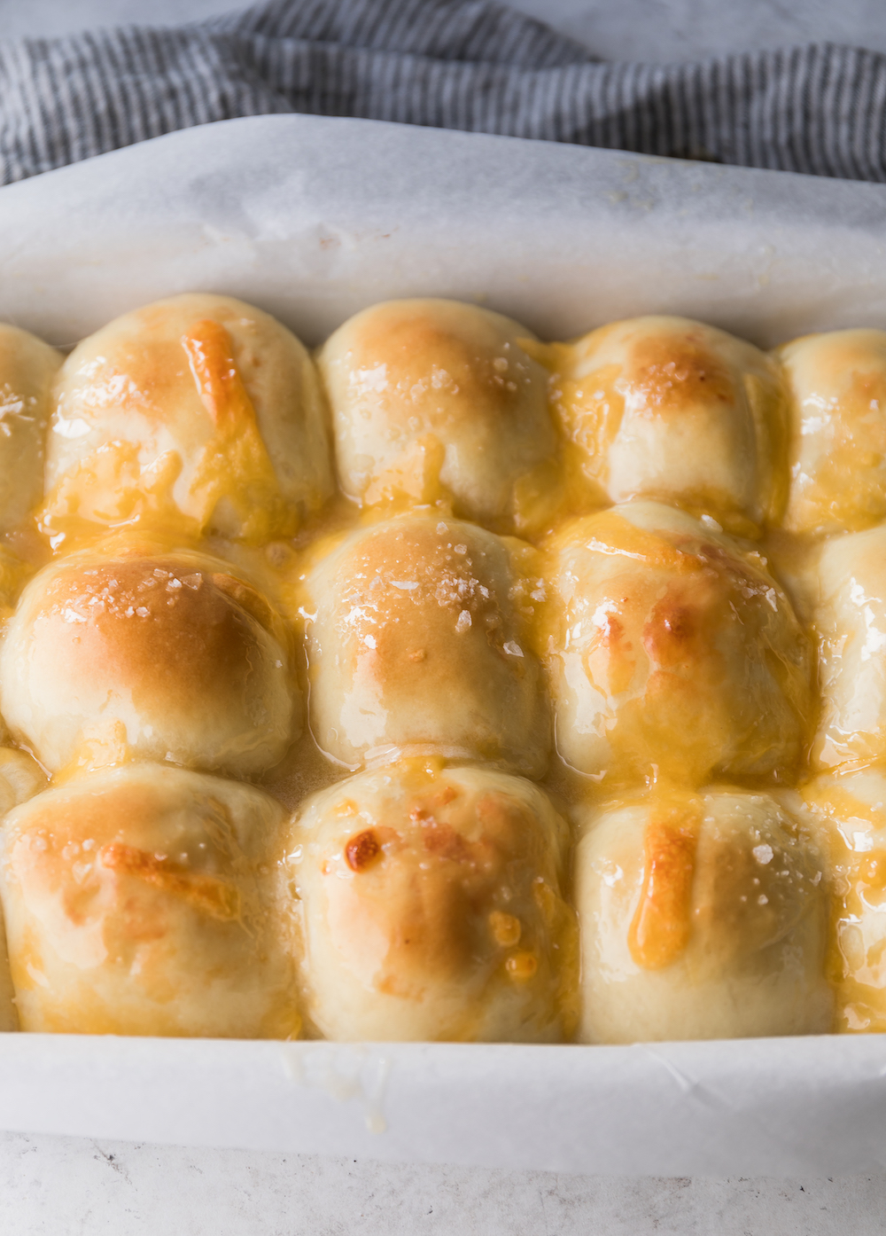 A close up shot of some yummy dinner rolls.