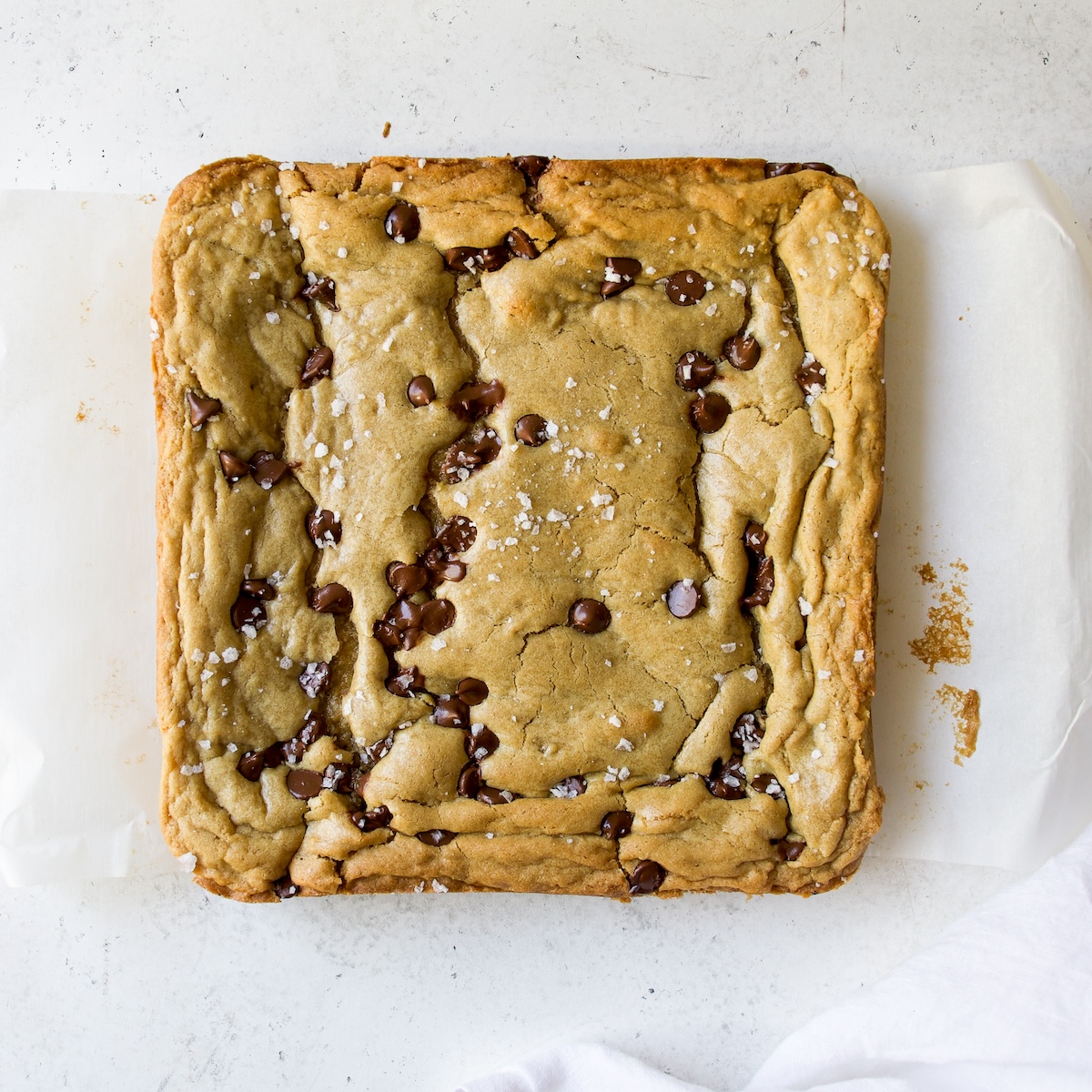 Perfectly cut blondies with chocolate chips.